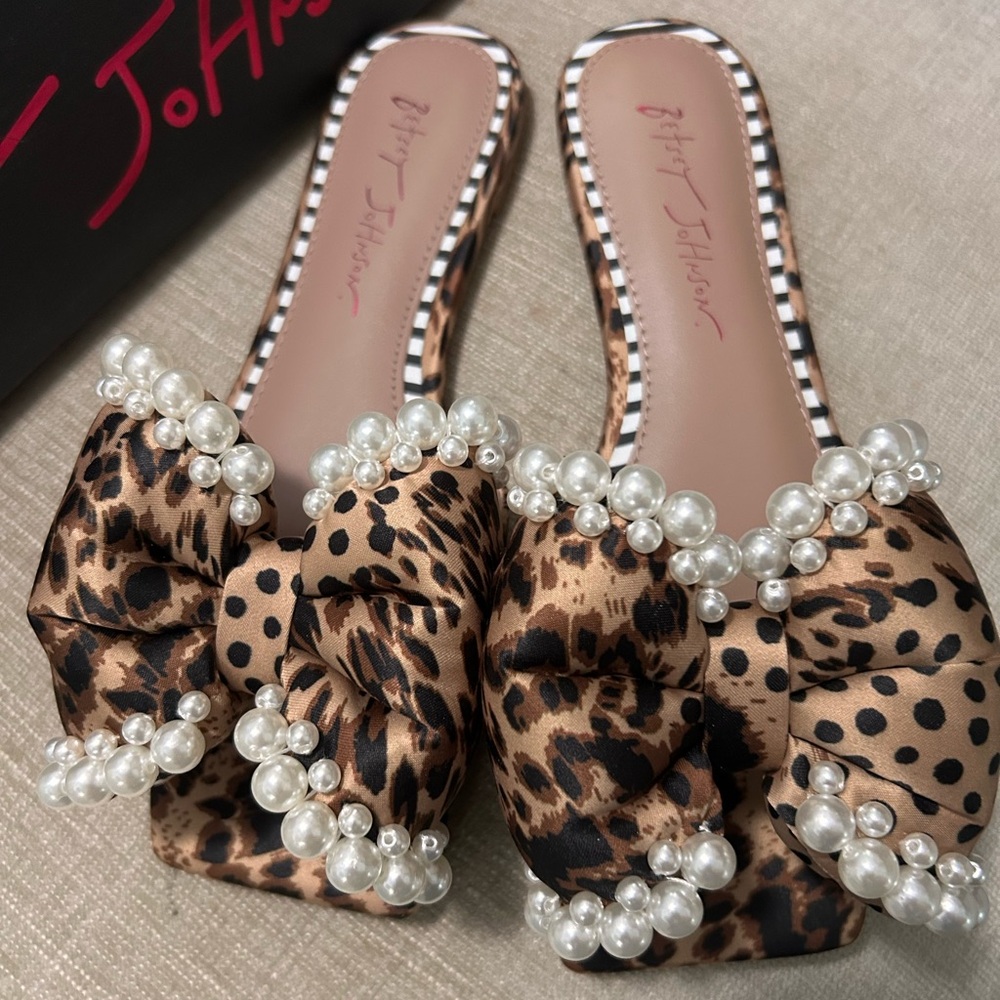 Leopard print Betsy Johnson Slippers